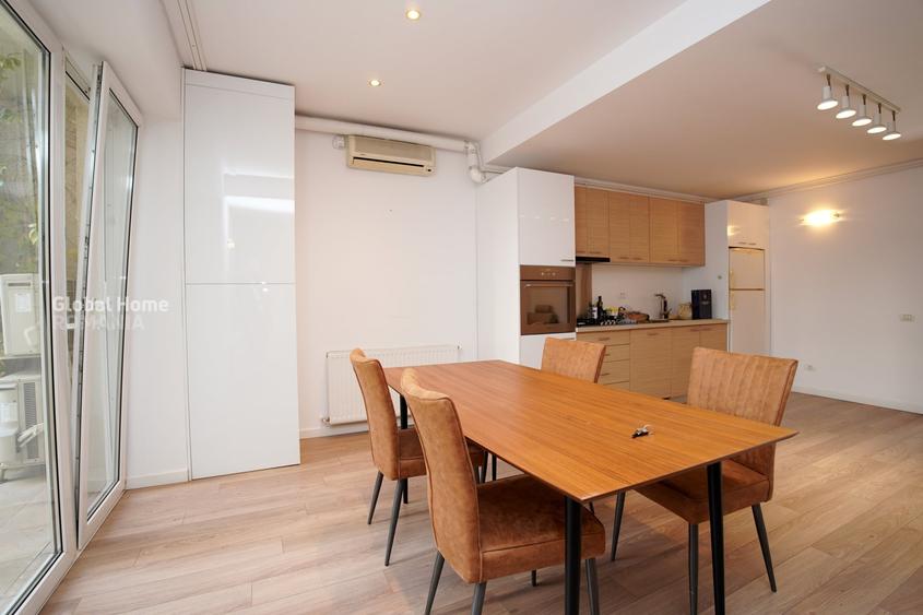 Apartament cu 4 camere semidecomandat în P-ța Dorobanți
