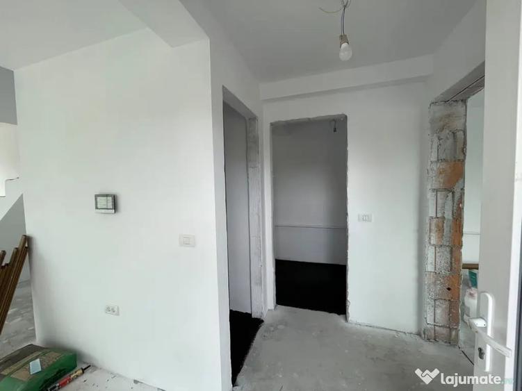 Casă cu 3 camere cu Teren 330 Mp în Plopi
