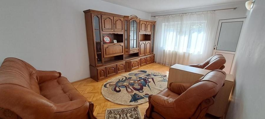 Apartament cu 3 camere decomandat, mobilat în Nicolina