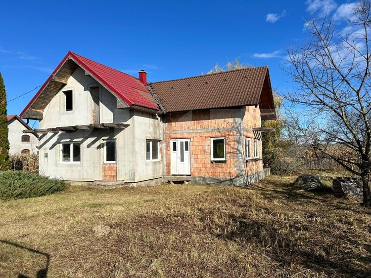 Casă individuală cu 2 camere cu Teren 3500 Mp în Stejeriș