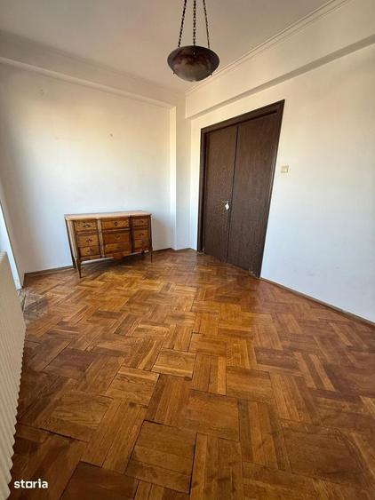 Apartament cu 3 camere în P-ța Universității
