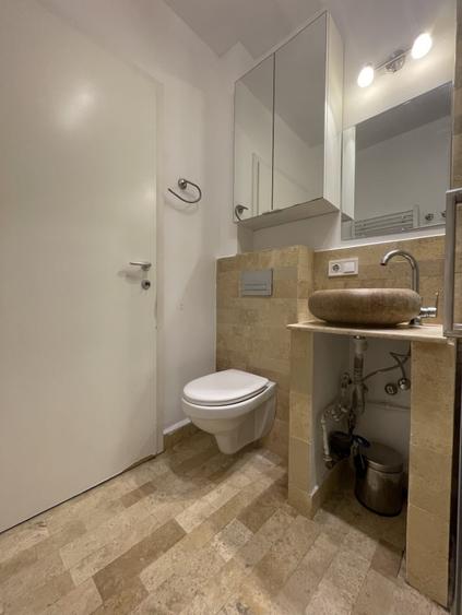 Apartament cu 3 camere semidecomandat, mobilat în Central