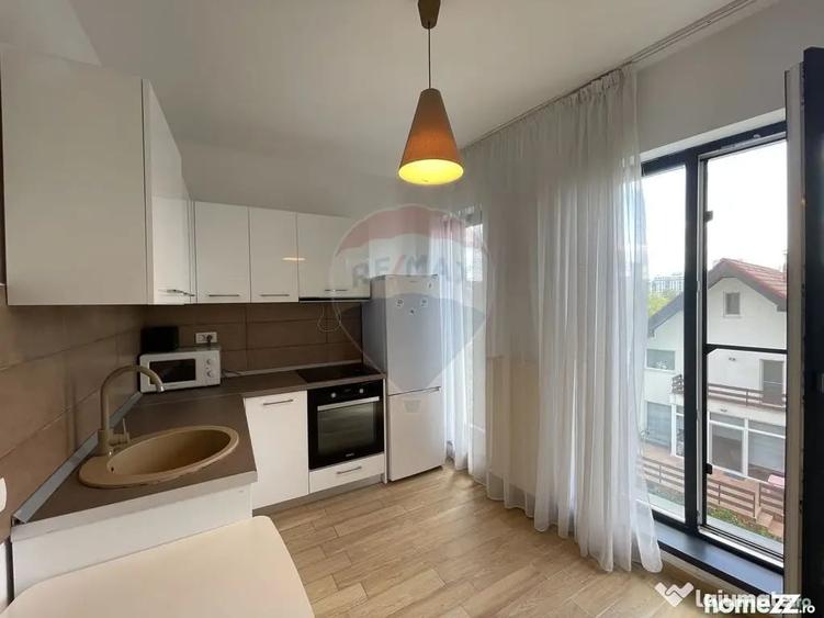 Apartament cu 4 camere semidecomandat în Pipera
