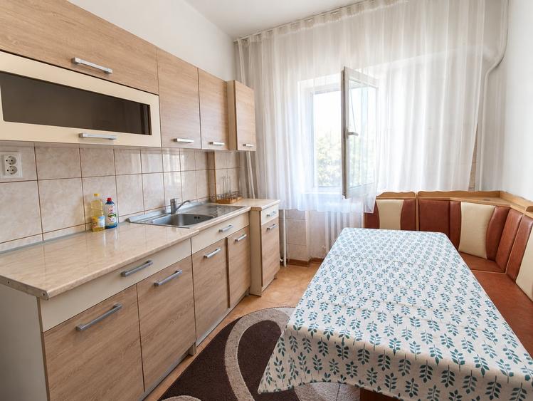 Apartament cu 3 camere decomandat, mobilat în Granit