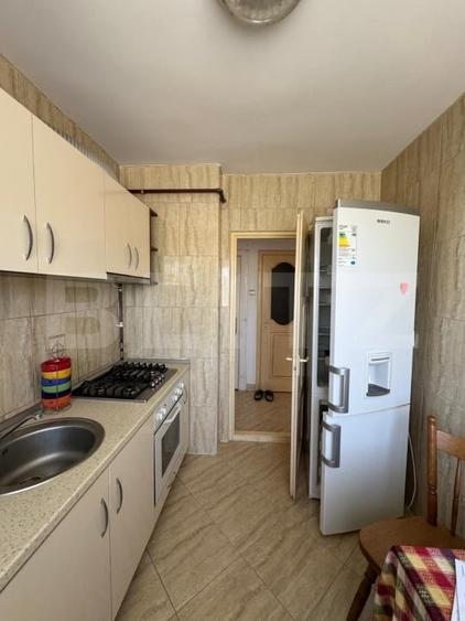 Apartament cu 3 camere semidecomandat, mobilat în Moreni