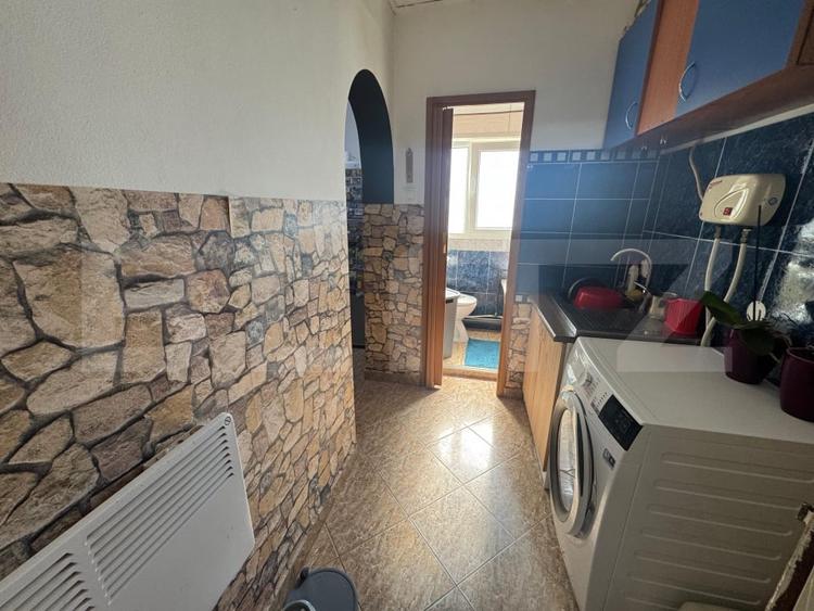Apartament cu 3 camere semidecomandat, mobilat în Valea Rosie