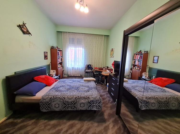 Casă individuală cu 8 camere cu Canalizare în Central