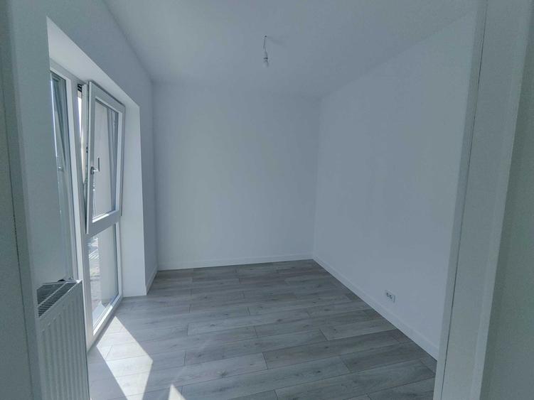 Apartament cu 3 camere semidecomandat în Exterior Vest