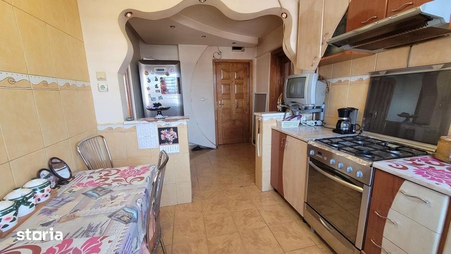 Apartament cu 3 camere semidecomandat în Central