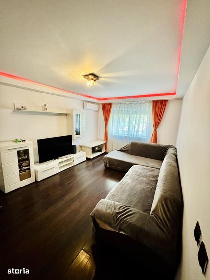 Apartament cu 3 camere decomandat în Far