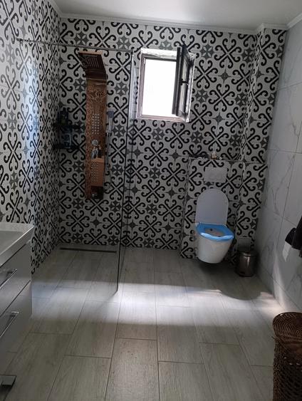 Casă cu 5 camere cu Teren 300 Mp în Tuzla