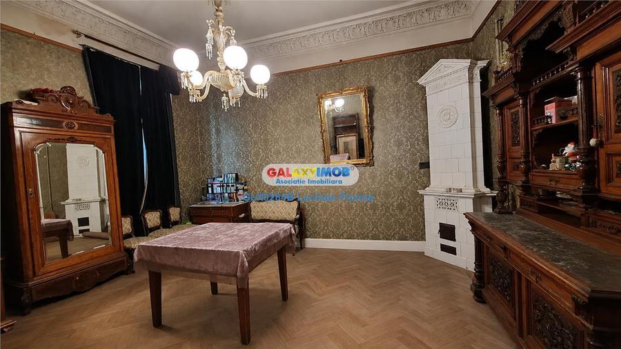 Casă cu 8 camere cu Teren 475 Mp în Universitate