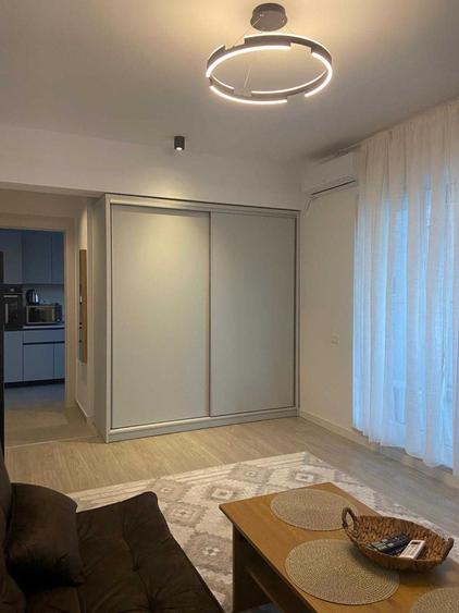 Garsonieră decomandată în Vest