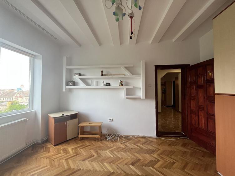 Apartament cu 3 camere decomandat, mobilat în Central