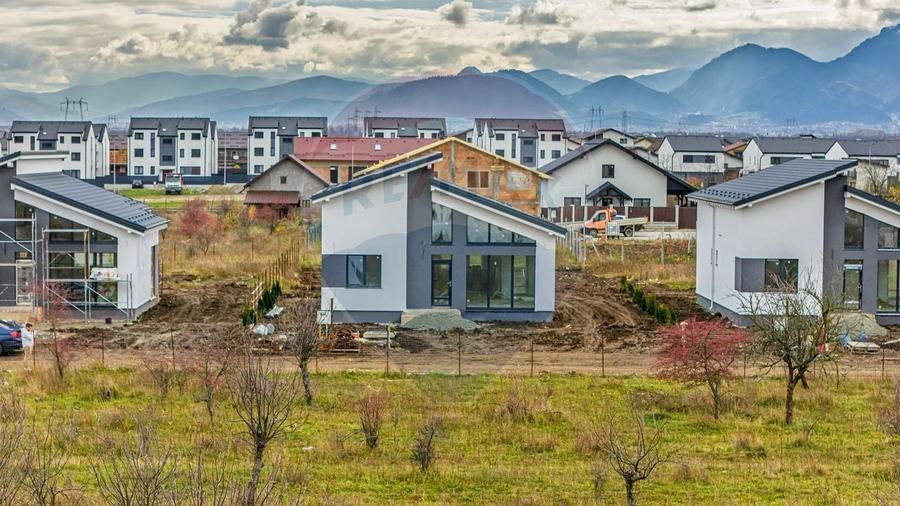 Casă individuală cu 5 camere cu Teren 800 Mp în Hărman
