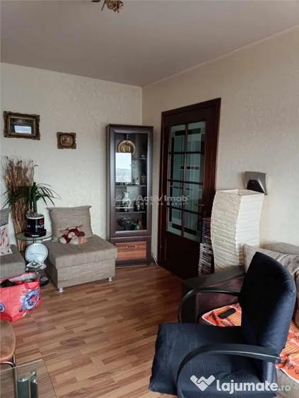 Apartament cu 3 camere semidecomandat, mobilat în Progresul