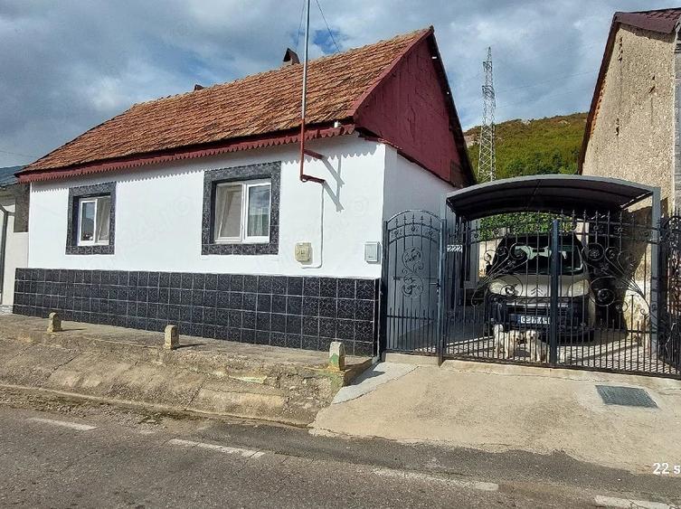 Casă cu 2 camere cu Teren 360 Mp în Coronini