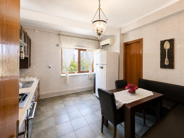 Apartament cu 4 camere decomandat, mobilat în Faleza Nord