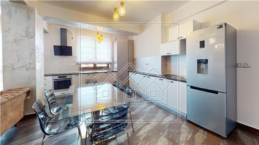 Penthouse cu 4 camere decomandat în Ștrand