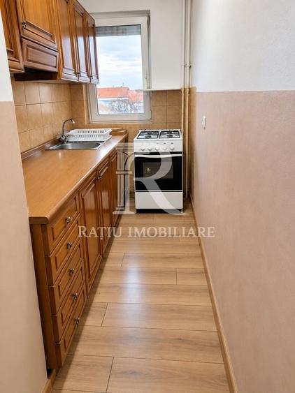 Apartament cu 3 camere semidecomandat, mobilat în Central