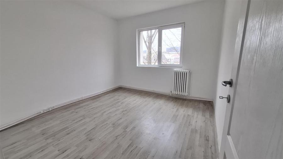 Apartament cu 3 camere semidecomandat în Alexandru cel Bun