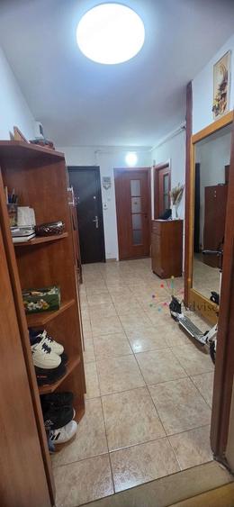 Apartament cu 3 camere semidecomandat, mobilat în Florilor