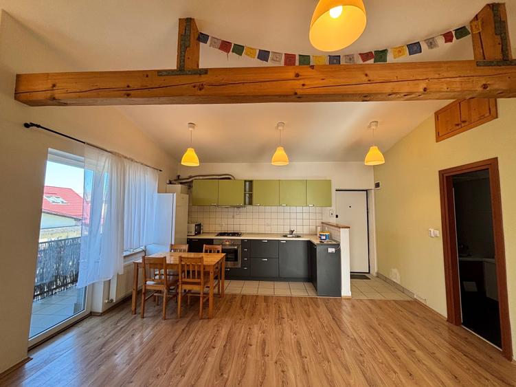Apartament cu 3 camere semidecomandat în Florești