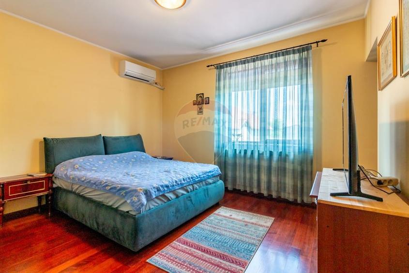 Casă individuală cu 7 camere cu Teren 3249 Mp în Central