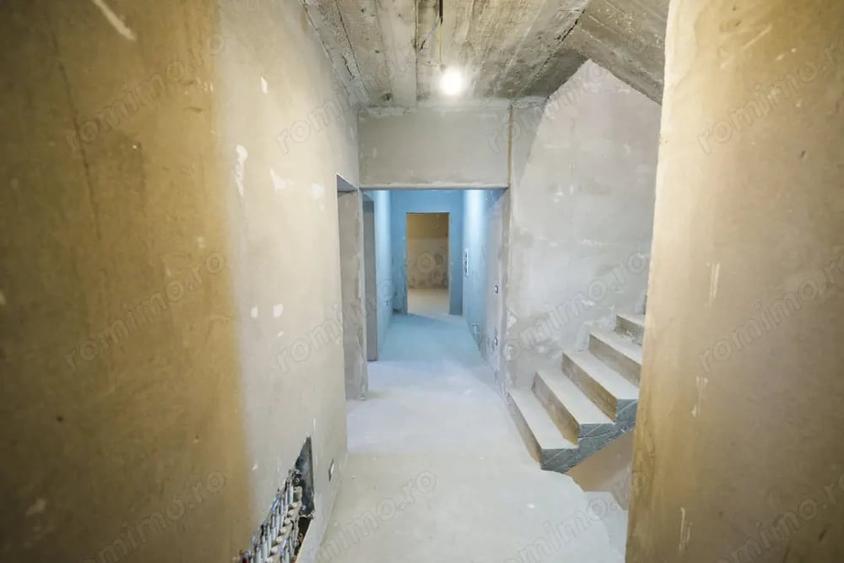 Casă cu 8 camere cu Teren 265 Mp în Romanești