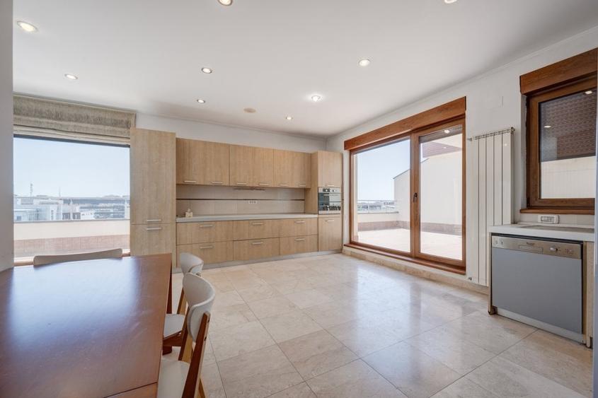Penthouse cu 5 camere decomandat, mobilat în Herăstrău