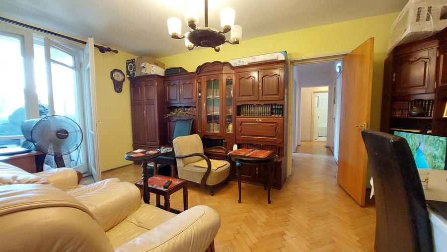 Apartament cu 4 camere semidecomandat în Titan