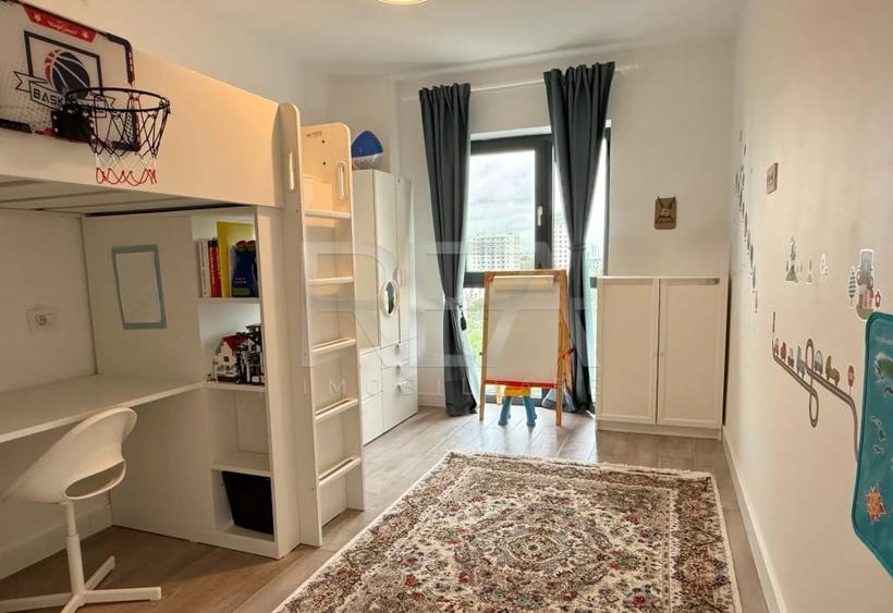 Apartament cu 5 camere decomandat, mobilat în Pajura