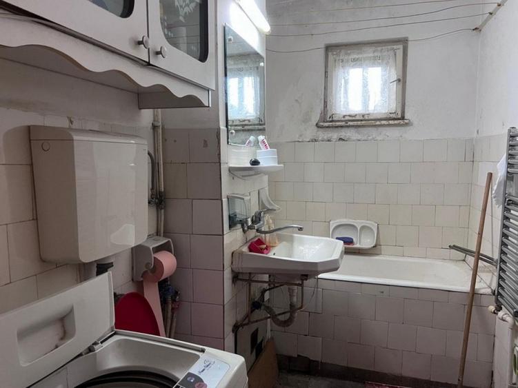 Apartament cu 4 camere semidecomandat în Gojdu