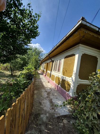 Casă cu 4 camere în Perișoru