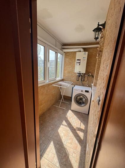 Apartament cu 3 camere semidecomandat în Berceni