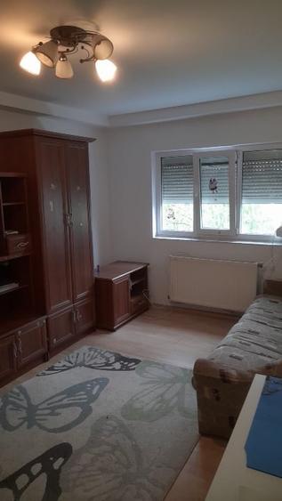 Apartament cu 3 camere decomandat, mobilat în Est