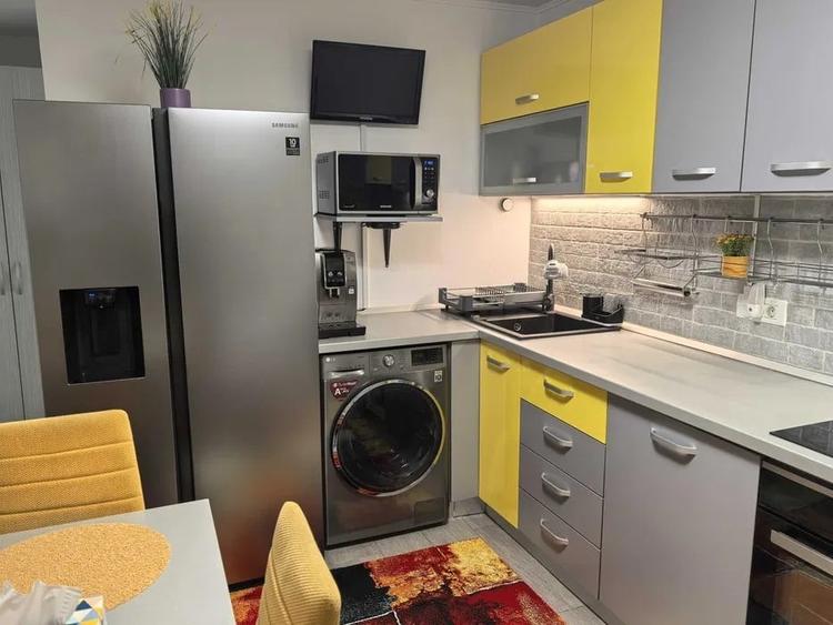 Vanzare apartament cu 3 camere si 2 bai,  decomandat,  renovat,  parter zona CET - 5