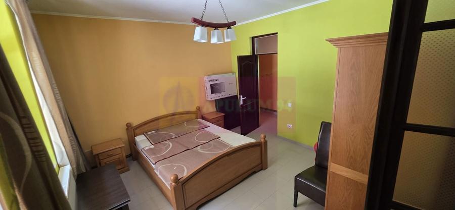 Casă individuală cu 9 camere cu Canalizare în Nord