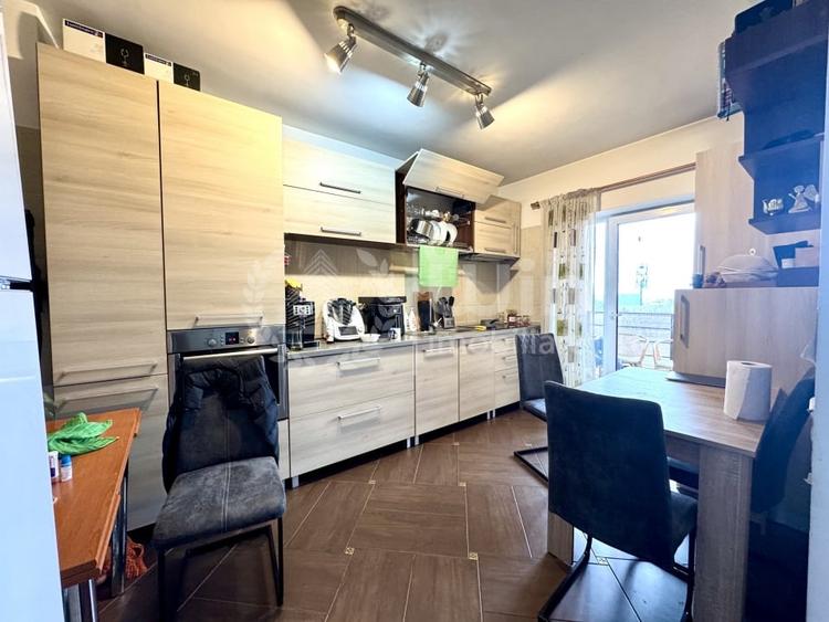 Apartament cu 4 camere semidecomandat, mobilat în Europa