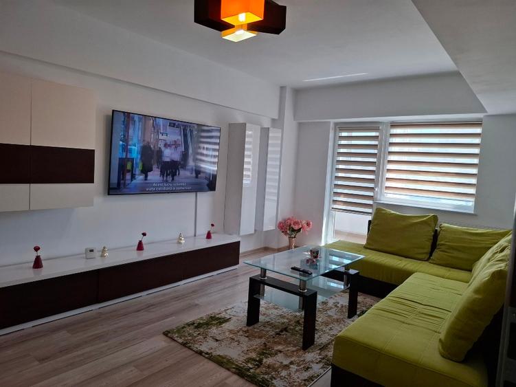 Apartament cu 3 camere decomandat în Calea București