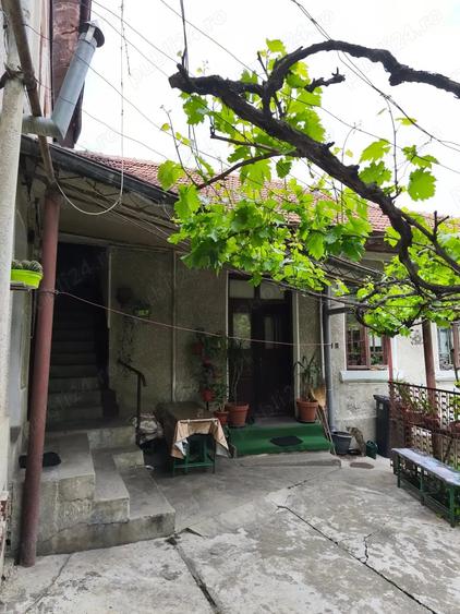 Casă cu 8 camere cu Teren 415 Mp în Drăgășani