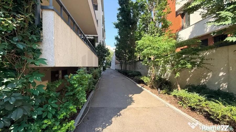 Apartament cu 4 camere decomandat în Polonă