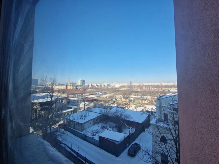Apartament cu 3 camere semidecomandat în Bucur Obor
