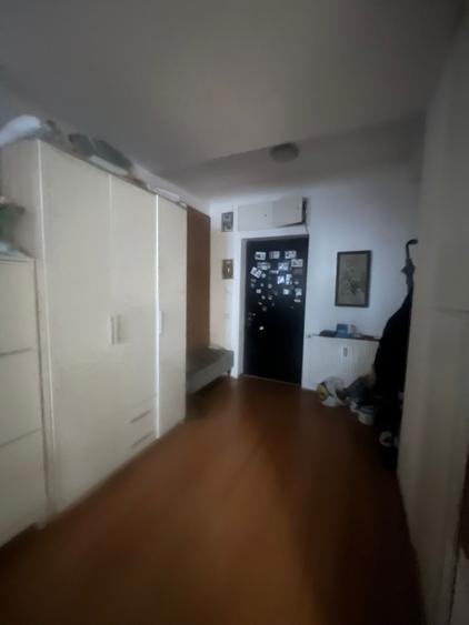 Apartament cu 3 camere nedecomandat, mobilat în P-ța Victoriei