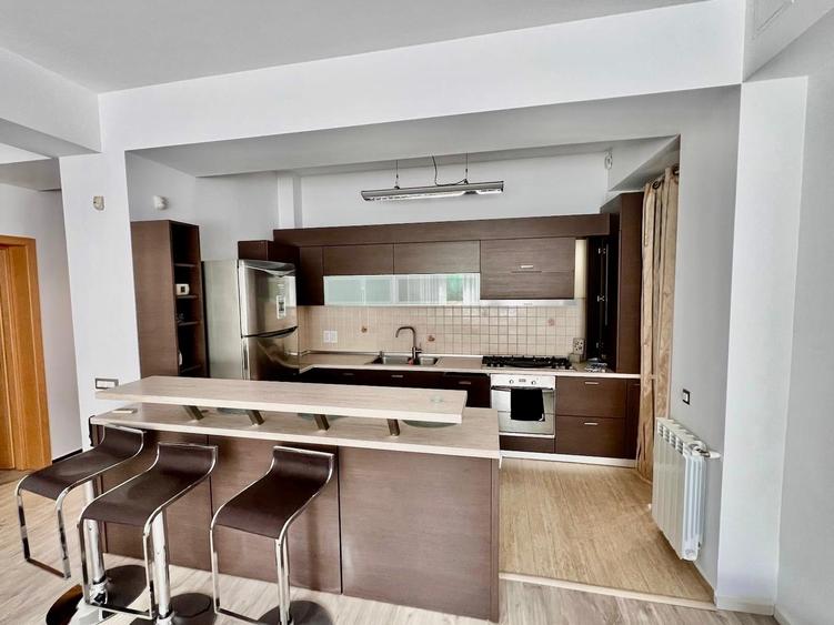 Apartament cu 3 camere, mobilat în Iancu Nicolae
