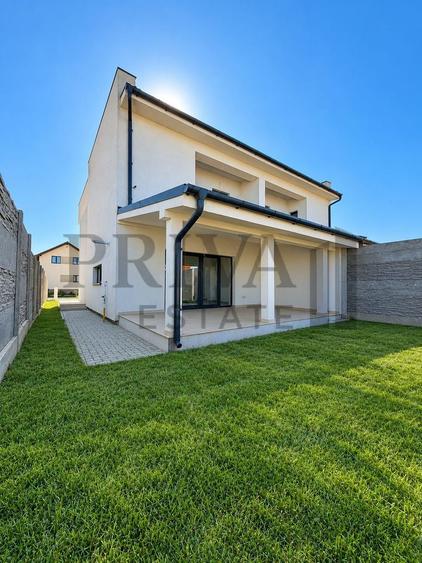 Duplex cu 4 camere cu Canalizare în Giarmata