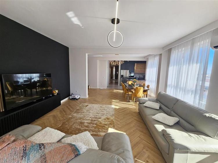 Penthouse cu 3 camere decomandat în Avantgarden