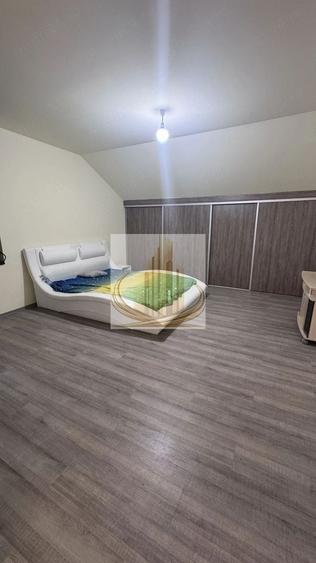 Casă individuală cu 8 camere cu Canalizare în Săcălaz