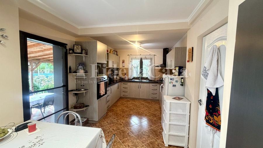 Casă cu 4 camere cu Teren 1453 Mp în Sculeni