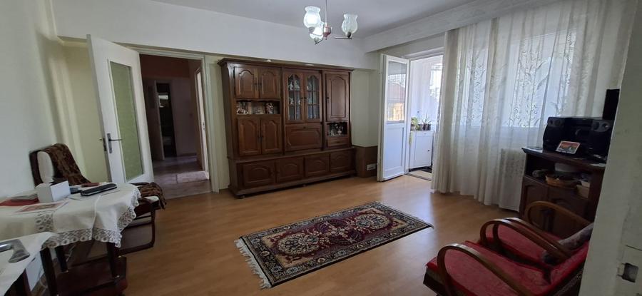 Apartament cu 3 camere semidecomandat în Mioriței